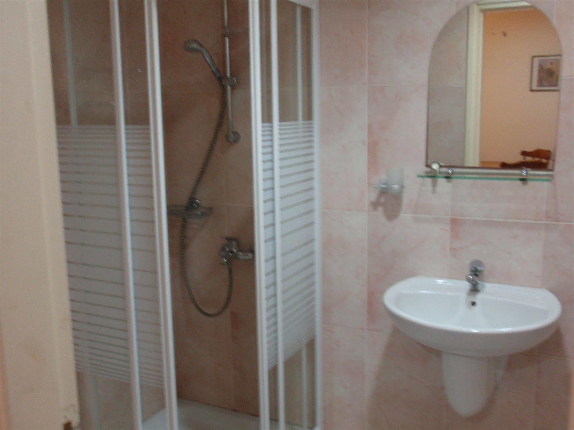 Palm Sea Beach Hotel Apartments Larnaca Exterior foto