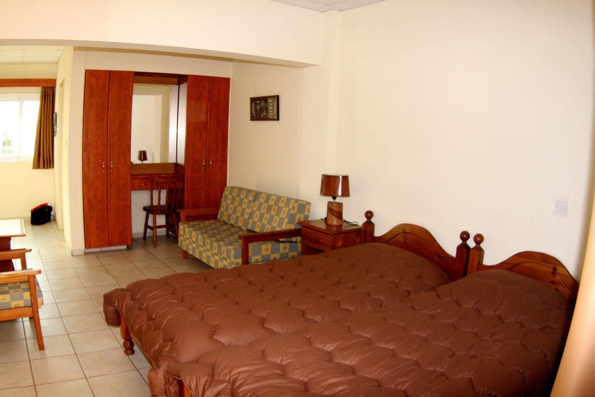 Palm Sea Beach Hotel Apartments Larnaca Exterior foto